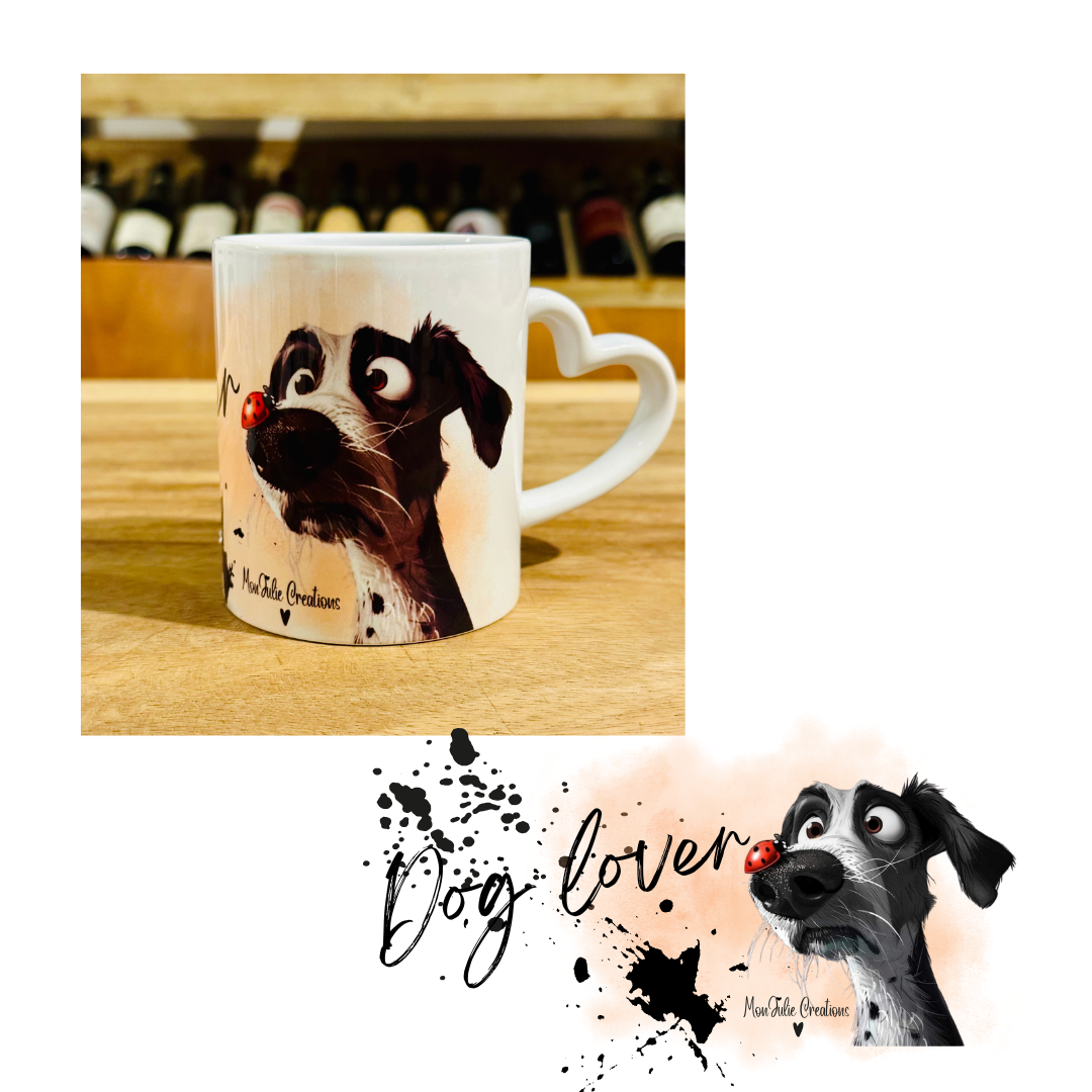 Tazza mug da 325 ml in ceramica con manico a forma di cuore per gli amanti dei cani, con um'immagine grafica che raffigura un tenero cane dalmata con una piccola coccinella rossa sul naso su sfondo rosato e schizzi di colore nero con la scritta Dog lover. L'immagine sottostante rappreseta per intero la grafica con stampa sublimatica. Grafiche divertenti e originali realizzate a mano.