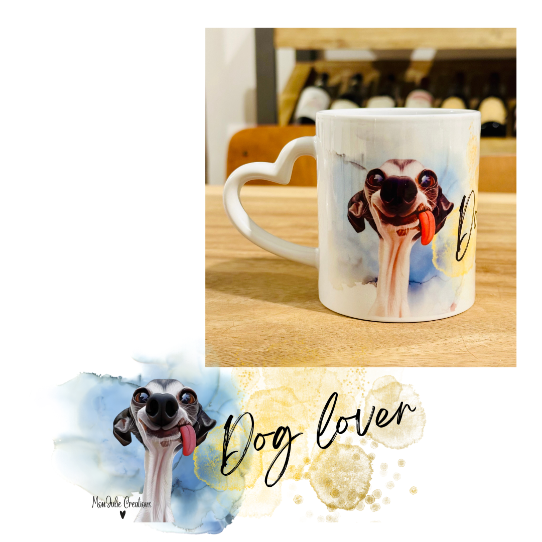 Tazza mug da 325 ml in ceramica con manico a forma di cuore per gli amanti dei cani, con um'immagine grafica che raffigura un divertentissimo cane bianco e nero con la lingua a penzoloni su sfondo blu e giallo sfumatii con scritta Dog lover,  L'immagine sottostante rappreseta per intero la grafica con stampa sublimatica. Grafiche divertenti e originali realizzate a mano.