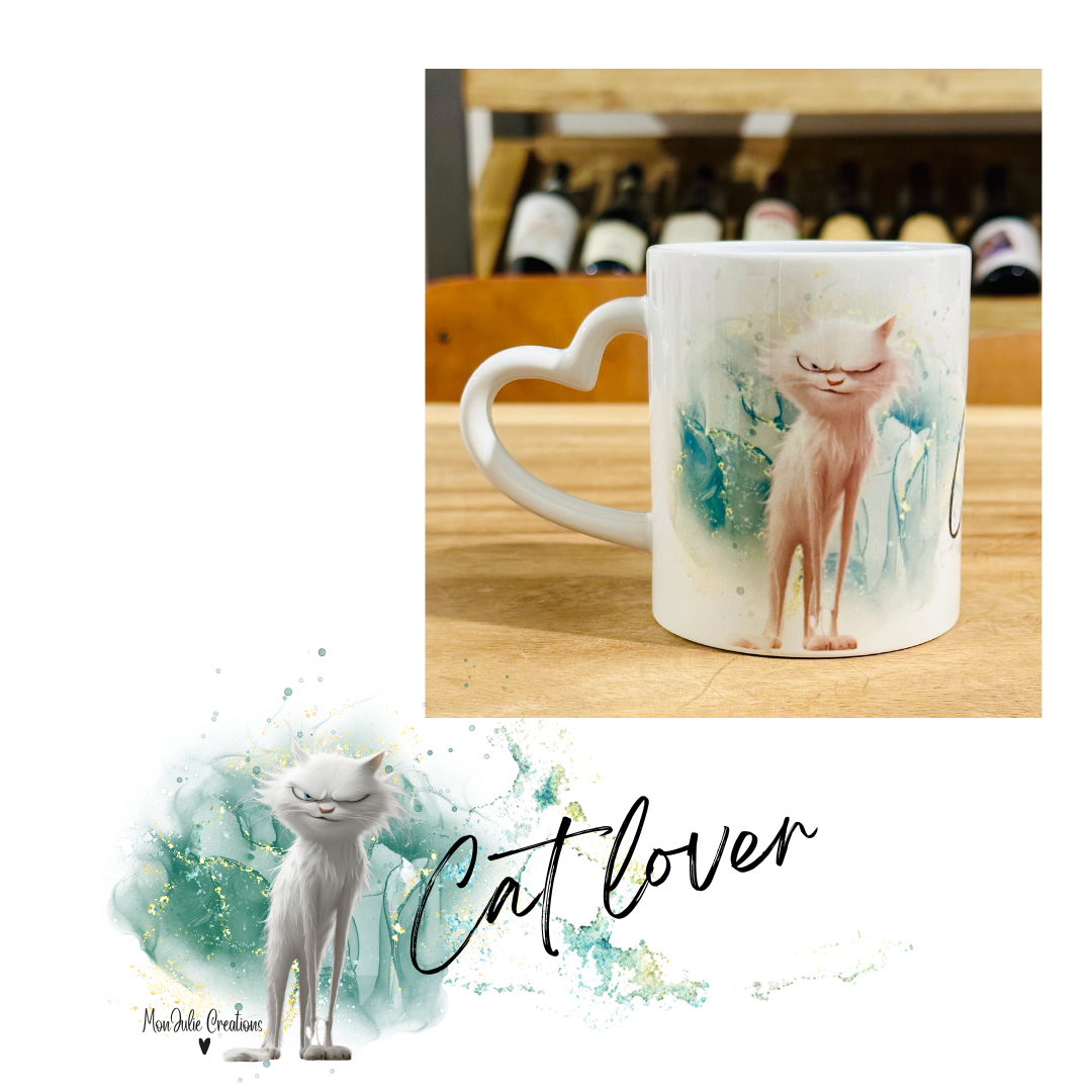 Tazza mug con manico a forma di cuore, grafica con gatto divertente e scritta Cat lover.