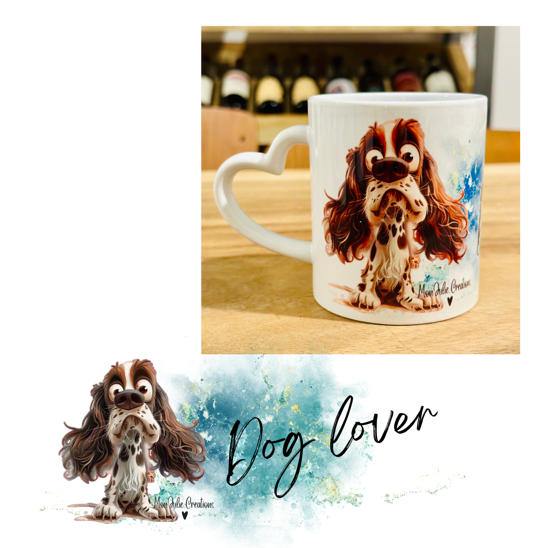 Tazza mug da 325 ml in ceramica con manico a forma di cuore per gli amanti dei cani, con um'immagine grafica che raffigura un cane cocker, nei colori del marrone e beige su sfondo blu con scitta dog lover, dall'aria sorpresa e buffa.  L'immagine sottostante rappreseta per intero la grafica con stampa sublimatica. Grafiche divertenti e originali realizzate a mano.