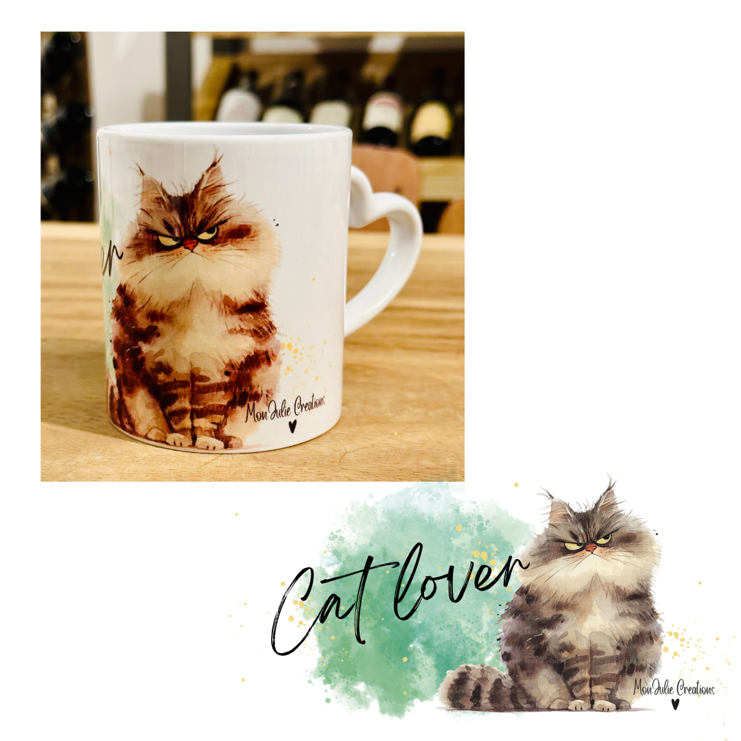 Tazza mug con manico a forma di cuore, grafica con gatto divertente e scritta Cat lover.