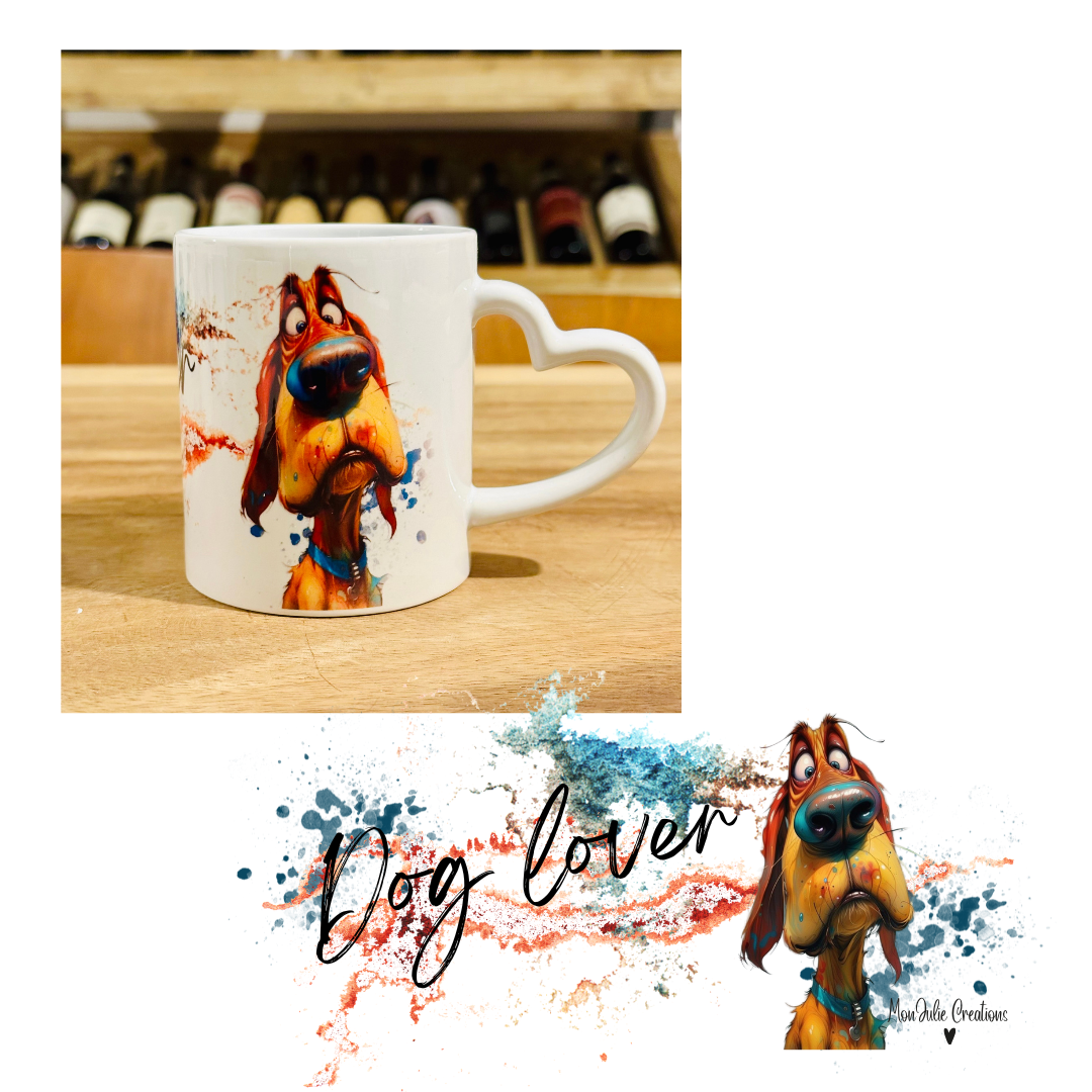 Tazza mug da 325 ml in ceramica con manico a forma di cuore per gli amanti dei cani, con um'immagine grafica che raffigura un cane segugio di colore marrocino con collare blu su sfondo rosso e blu e scritta Dog lover, dall'aria stupita e simpatica. L'immagine sottostante rappreseta per intero la grafica con stampa sublimatica. Grafiche divertenti e originali realizzate a mano.