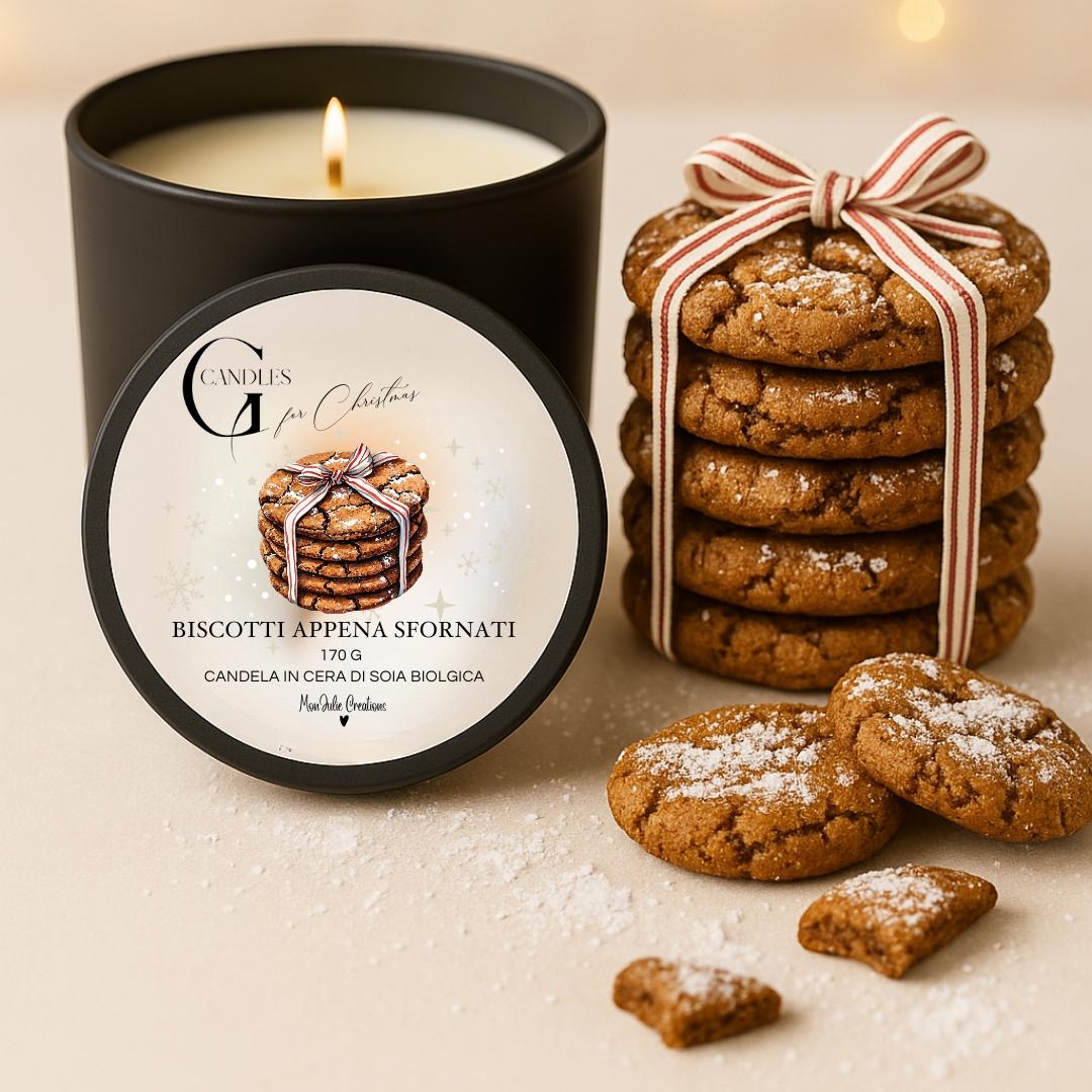 Candela profumata al gusto di biscotti appena sfornati in cera di soia biologica colata a mano in barattolo di alluminio nero con stoppino in legno, decorata con illustrazioni di biscotti, zucchero e nastrino rosso e bianco a racchiuderli, su sfondo con colori chiari e caldi.