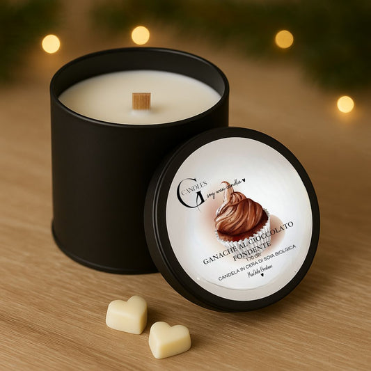 Candela al profumo di cioccolato fondente, in cera di soia biologica, artigianale in barattolino nero in alluminio con coperchio, grafica raffina, sfondo in legno chiaro con lucine.