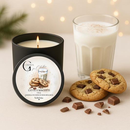 Candela profumata al gusto di latte e biscotti in cera di soia biologica colata a mano in barattolo di alluminio nero con stoppino in legno, decorata con illustrazioni di bicchiere con liquido bianco e biscotti con gocce di cioccolato, su sfondo con colori chiari, caldi, elementi naturali e lucine natalizie.
