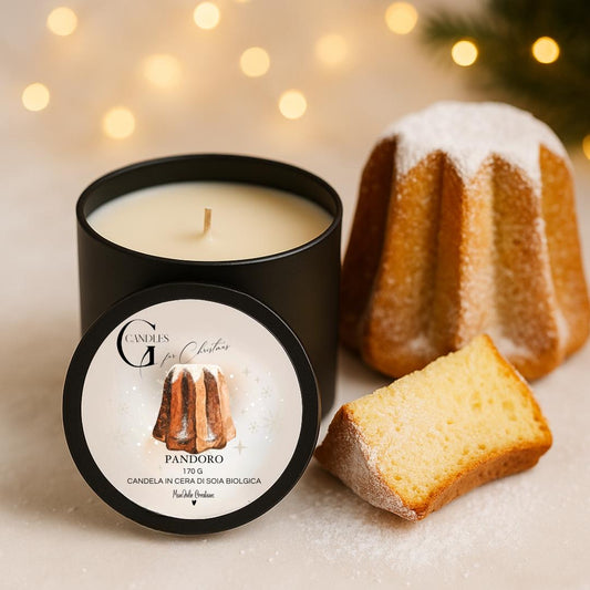 Candela profumata al gusto di pandoro in cera di soia biologica colata a mano in barattolo di alluminio nero con stoppino in legno, decorata con illustrazioni di pandoro con zucchero a velo, su sfondo con colori chiari, caldi e lucine natalizie.