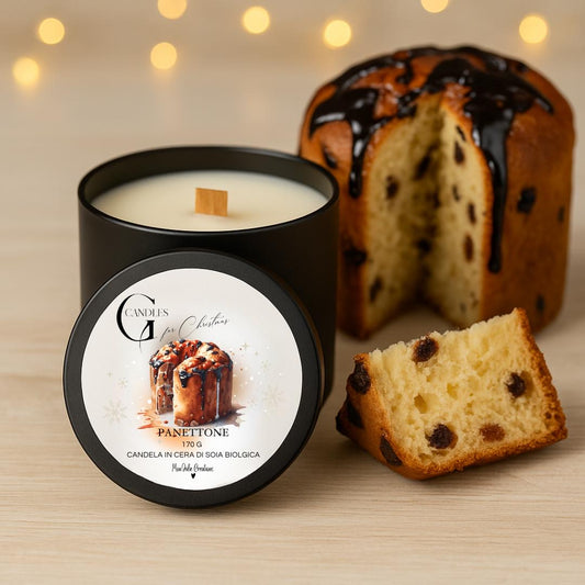 Candela profumata al gusto di panettone in cera di soia biologica colata a mano in barattolo di alluminio nero con stoppino in legno, decorata con illustrazioni di panettone glassato, su sfondo con colori chiari, caldi, con lucine natalizie.