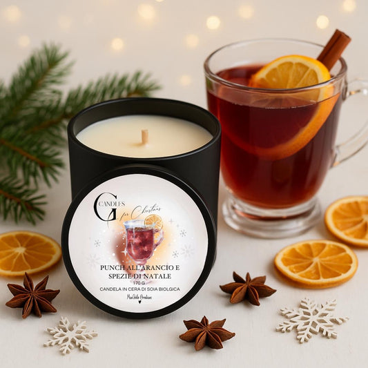 Candela profumata al gusto di punch all'arancio e spezie natalizie in cera di soia biologica colata a mano in barattolo di alluminio nero con stoppino in legno, decorata con illustrazioni di bicchiere con liquido rosso, fetta d'arancia e spezie, su sfondo con colori chiari e caldi, elementi naturali e lucine natalizie.