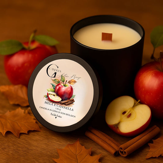 Candela al profumo di mela e cannella in cera di soia biologica, in barattolo nero, con sfondo autunnnale e mela decorativa, realizzata a mano.