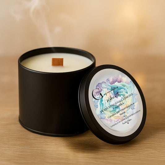 Candela per meditazione al profumo di franchincenso, limone e ambra, artigianale in cera di soia biologica, in barattolino nero in alluminio, grafica raffinata, con sfondo minimal e piano in legno chiaro.