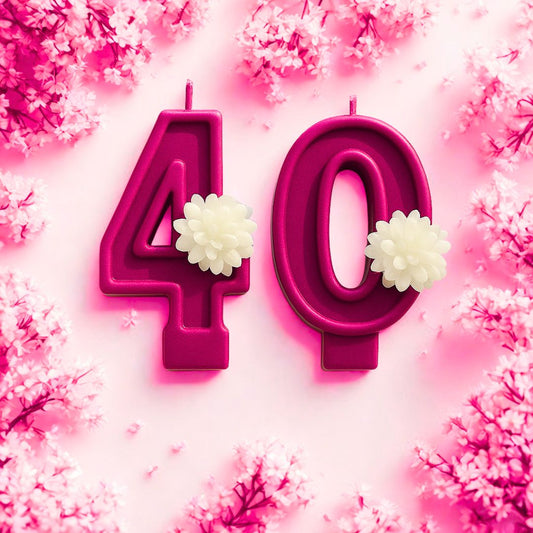 Candeline numero 40 color bordeaux fucsia con fiorellini bianchi, decorazione per torta di compleanno.