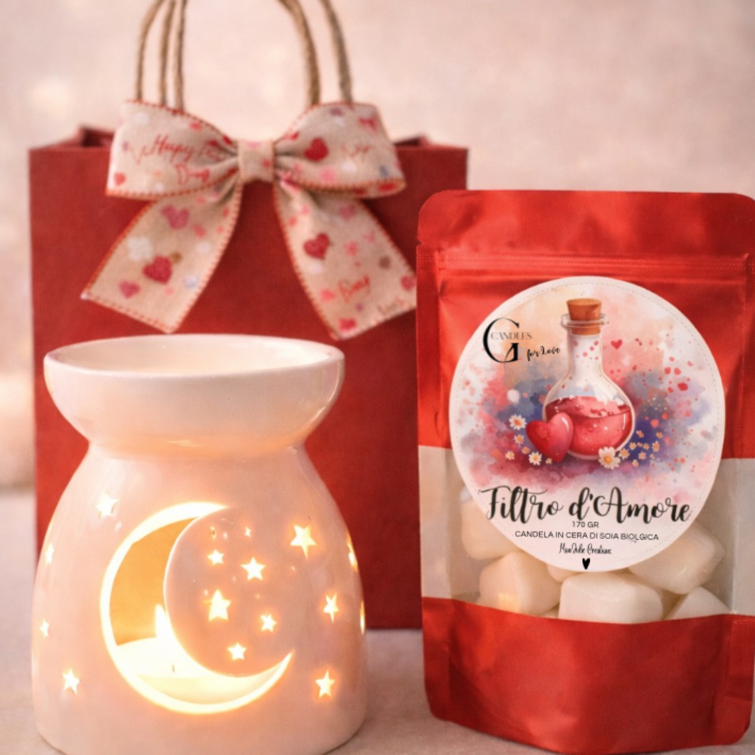 Wax melts in cera di soia biologica profumata per San Valentino "Filtro d'Amore" in bustina rossa con finestra. Bruciatore in ceramica bianca e sacchetto regalo rosso e nastro con cuoricini.