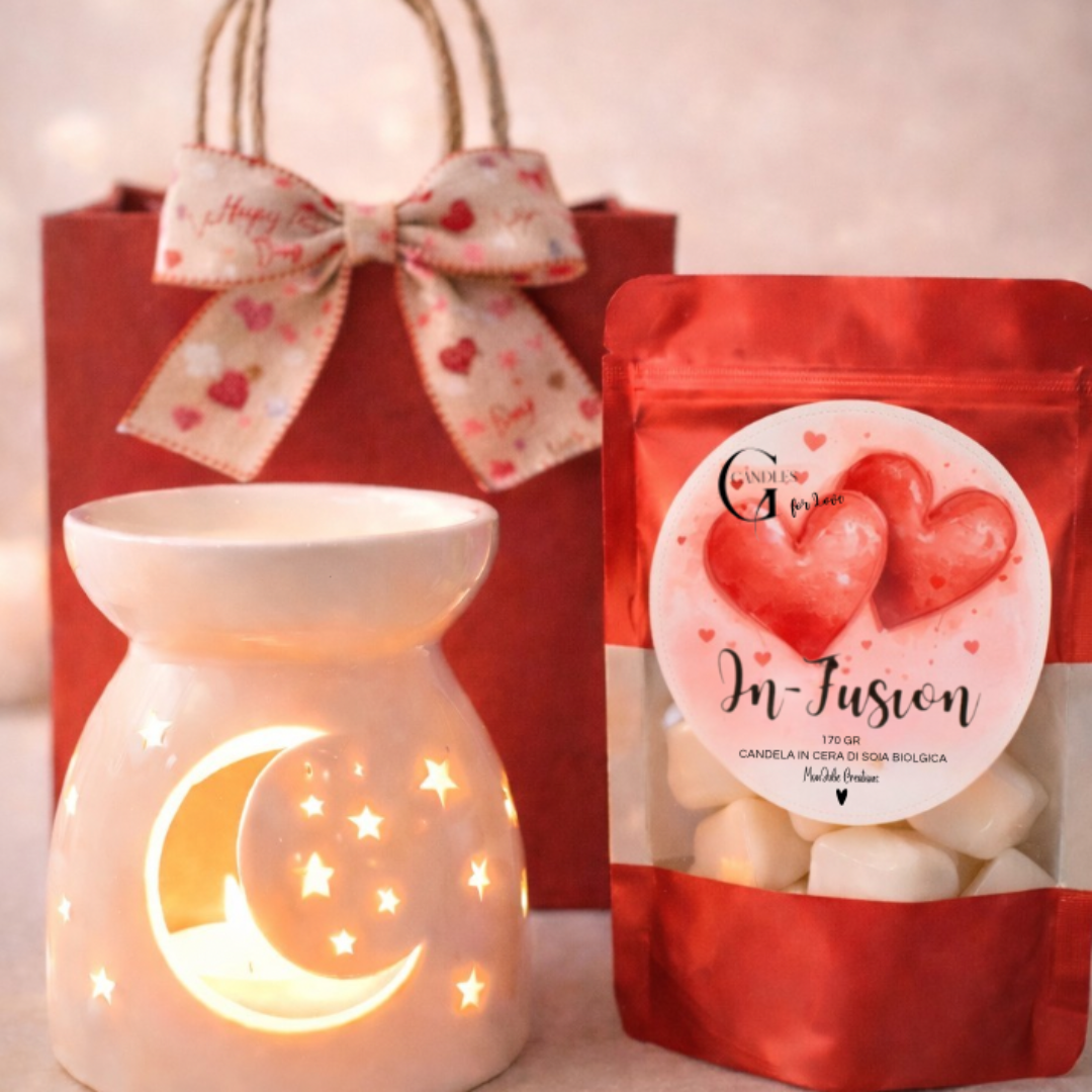 Wax melts in cera di soia biologica profumata per San Valentino "In-Fusion" in bustina rossa con finestra. Bruciatore in ceramica bianca e sacchetto regalo rosso e nastro con cuoricini.