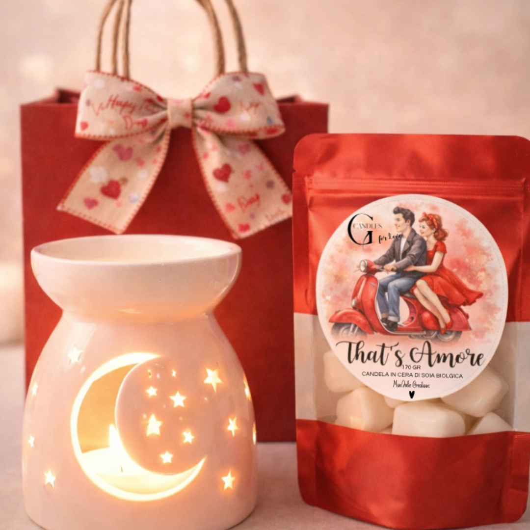 Wax melts in cera di soia biologica profumata per San Valentino "That's 'Amore" in bustina rossa con finestra. Bruciatore in ceramica bianca e sacchetto regalo rosso e nastro con cuoricini.