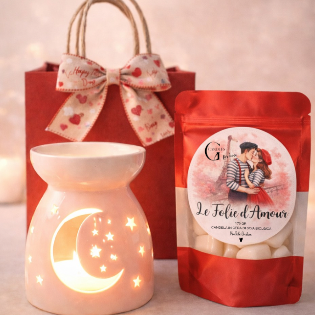 Wax melts in cera di soia biologica profumata per San Valentino "Le Folie d'Amour" in bustina rossa con finestra. Bruciatore in ceramica bianca e sacchetto regalo rosso e nastro con cuoricini.