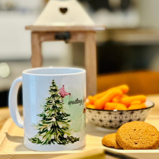 Tazza mug natalizia con albero di natale e gnomo che vi fa capolino.