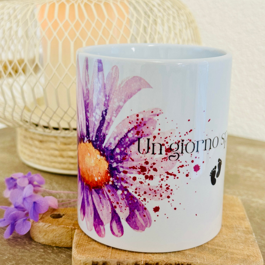 Tazza mug per baby shower con fiore grande viola e scritta "Un giorno speciale" e piedini.