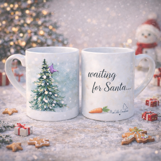 Tazza mug in ceramica natalizia per bambini, con albero di natale nei toni del verde pastello, con gnomo che fa capolino e scritta, realizzata artigianalmente, su sfondo innevato con piccoli pacchettini regalo, biscotti e dettagli decorativi bianchi e rossi.