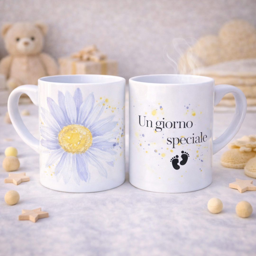 Tazza mug in ceramica bianca fronte e retro con fiore grande bianco e scritta con piedini, su piano bianco con stelline e dettagli decorativi da bebè color crema, con orsetto sullo sfondo.
