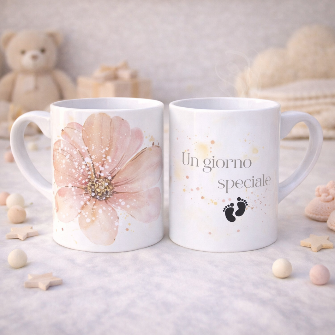 Tazza mug in ceramica bianca fronte e retro con fiore grande rosa tenue e scritta con piedini, su piano bianco con stelline e dettagli decorativi da bebè color crema, con orsetto sullo sfondo.