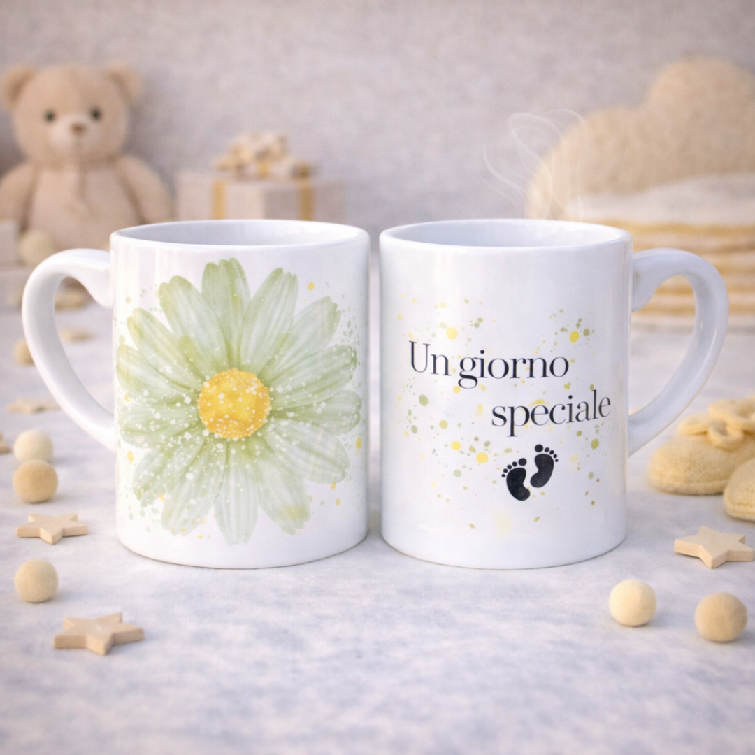Tazza mug in ceramica bianca fronte e retro con fiore grande vrde e scritta con piedini, su piano bianco con stelline e dettagli decorativi da bebè color crema, con orsetto sullo sfondo.