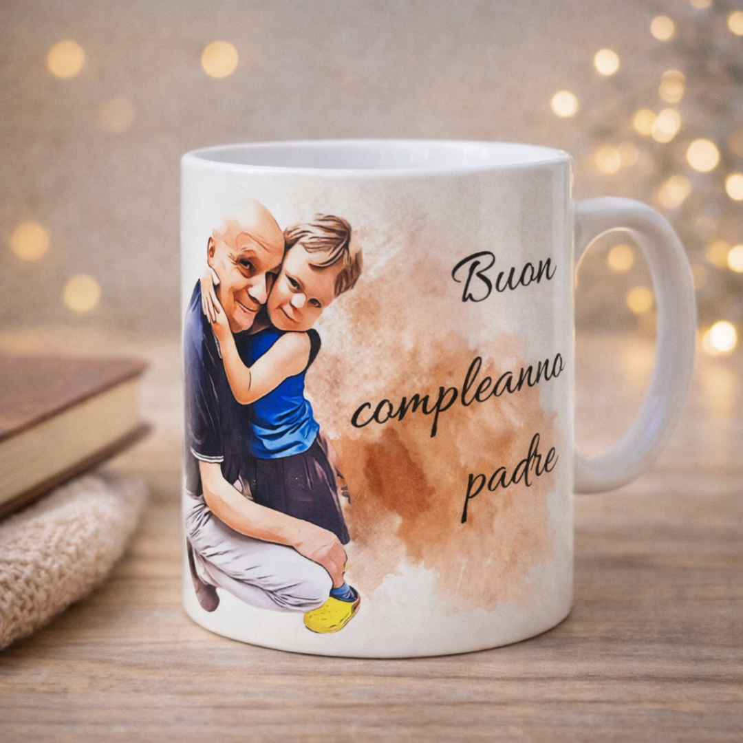 Tazza mug in ceramica bianca realizzata a mano, raffigurante zio e nipote in versione pastello con frase dedicata, su piano in legno chiaro, libro su copertina e lucine sullo sfondo.