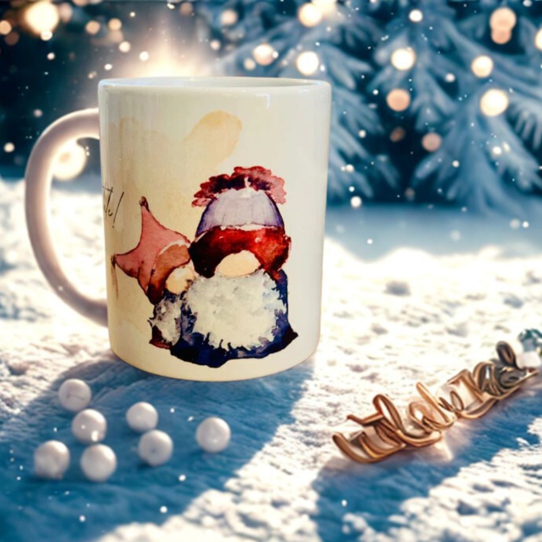 Tazza natalizia con simpatici gnomi colorati, con sfondo innevato e abete decorato con lucine.