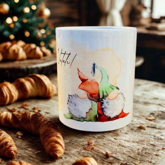 Tazza natalizia con simpatici gnomi accoccolati, con sfondo rustico, croissant e decorazioni festiose.