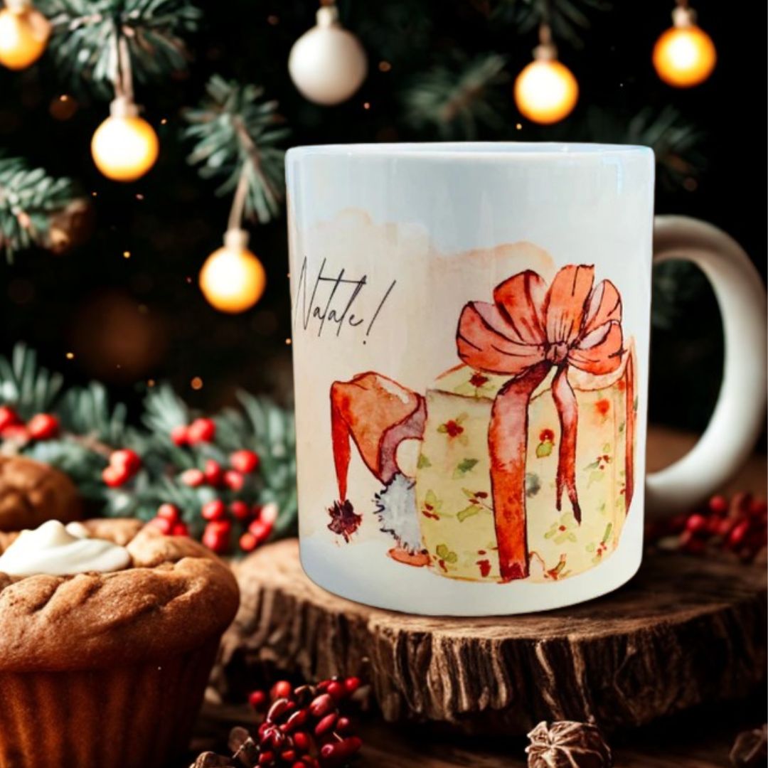 Tazza natalizia con gnomo e pacco regalo,, sopra un sottotazza in legno rustico,  dolcetti e rami di pino con lucine e bacche rosse decorative.